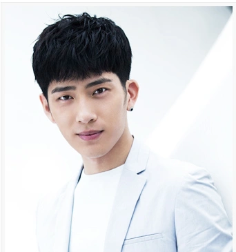 求推荐发型!大学生男,脸有点方.求一款不用打发胶,短一点的发型