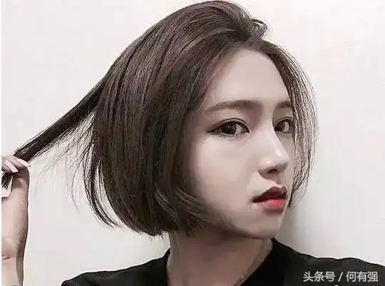1,大脸女生剪短发发型,怎么的才能做到修颜显瘦?