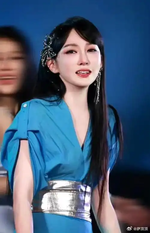 萨顶顶这是整容了吗?浪姐舞台照完全不像本人,脸上的科技感太强