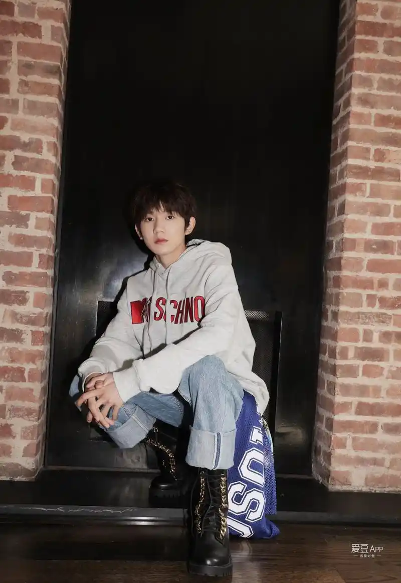 王源新闻181025源哥品牌活动大秀新生代形象代言人出发