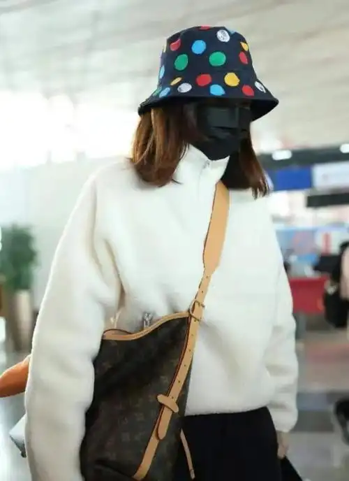 王鸥产后首次公开露面现身机场短发新造型身材臃肿难掩孕味