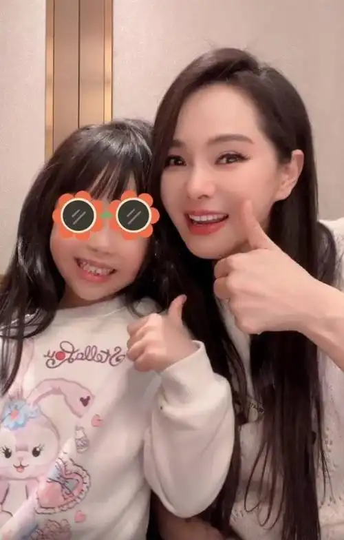 54岁伊能静与女儿合唱5岁米粒越长越像妈妈母女卖萌超有爱