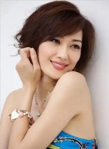 她曾被外国男友骗钱骗色,现被老公宠成小公举,51岁依旧美丽