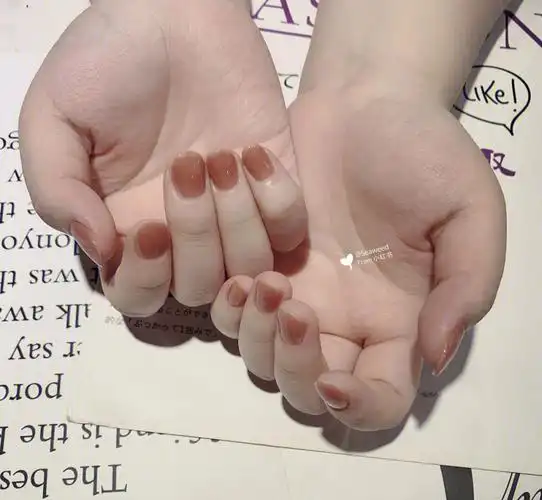 93很突然去做就在美甲店就挑了这个颜色做了个纯色的,这大概是我做