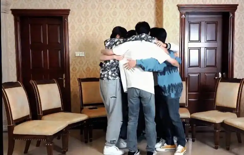 他们产生任何改变,抱在一起似乎就能抵挡前方的未知"今天三代去别墅了