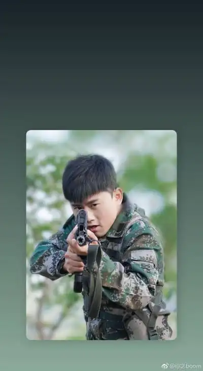 张杰 张杰帅气军装,非常英姿飒爽有木有,军装是最漂亮的颜色～[米奇