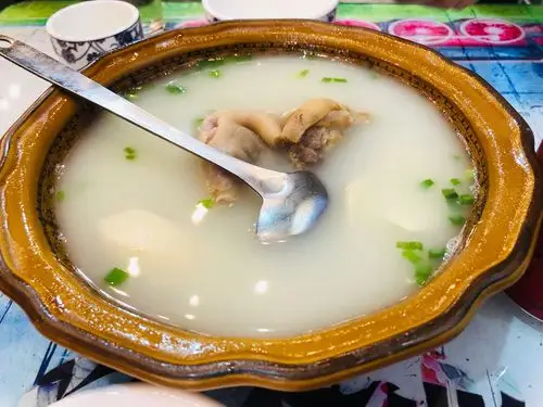 味道怪怪的,猪脚煲菇的,没广东的汤好喝