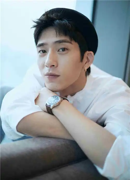 井柏然曝清新文艺写真 尽享温柔时光展轻熟男魅力