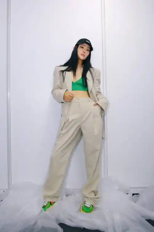 她因《好声音》逐渐走红,今穿毛绒上衣搭紧身裤,红唇霸气复古_袁娅维