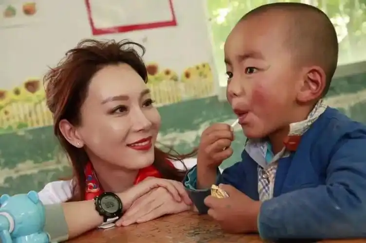 她是鹿晗妈妈15天闪嫁二婚男为继子不生育40岁仍是中国穿旗袍最美的