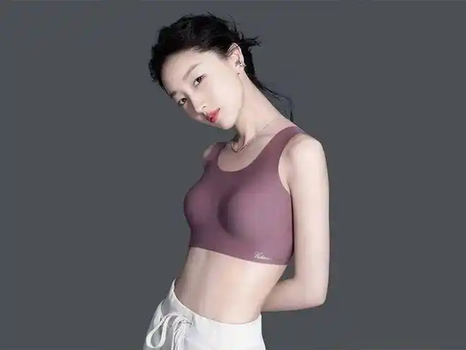 周冬雨穿背心拍写真,身形饱满惹争议,评论区污言秽语