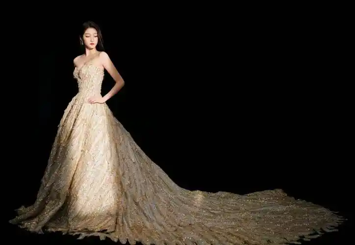 女明星穿金色礼服的参差,赵丽颖杨幂明艳动人,杨颖惨遭吐槽!