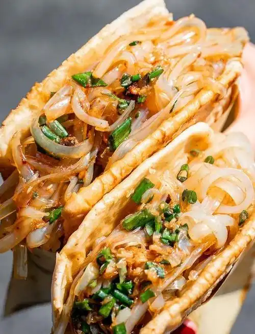 南山这家川味凉粉锅盔在村里排队最长的就是他们家