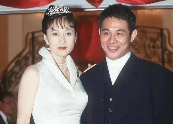 李连杰两任妻子,利智黄秋燕过着不同人生,4个女儿差距太大了