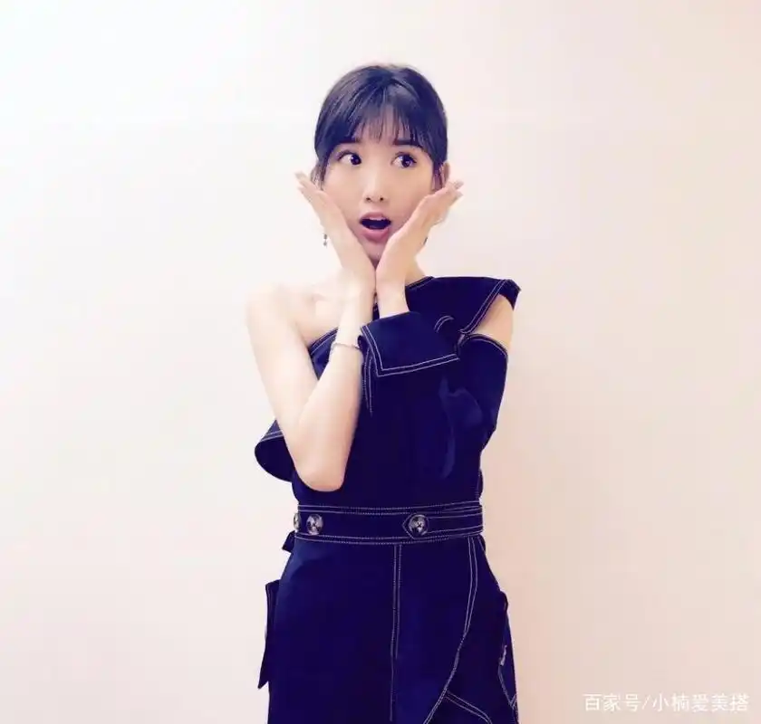 毛晓彤私下里挺懂时髦,虽然是素颜出镜,但牛仔造型挺有个性的