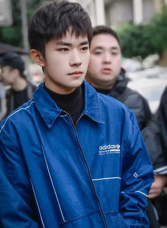 易烊千玺现身洛杉矶,露眉短发身着蓝色夹克,化身行走种草机!