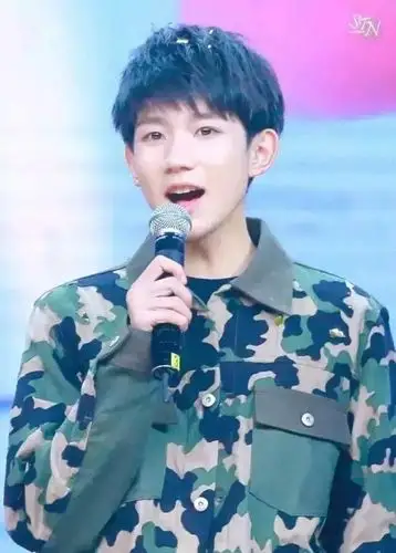 第四名:王源陈伟霆的军装是非常具有痞帅风的,特别是没有帽子的时候