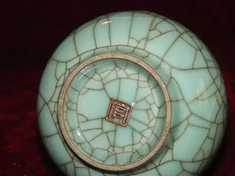 宋代官窑瓷器"官窑" 为宋代五大名窑之一, 由官府直接营建.