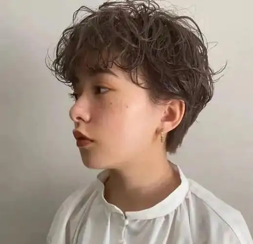 女生干练帅气短发造型 日系纹理烫绝对不容错过_女生短发 - 美发站