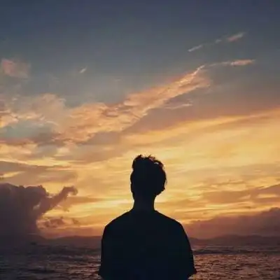 安奈 高清水边背影男头:只要对象换得快 没有悲伤只有爱