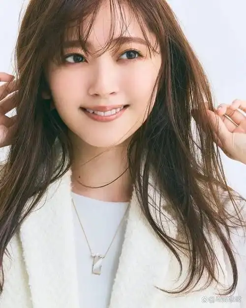 铃木爱理在出道初期的形象比较可爱清新,皮肤白皙,长发微卷,眼睛大而