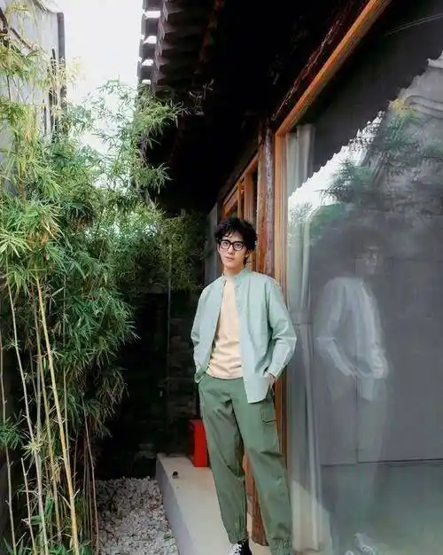 原创原创31岁井柏然庆祝生日水手服黑白造型酷得像个18岁少年