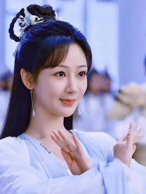 杨紫杨紫又一次出演古装剧并没有让观众反感,反而让她古装半永久,也