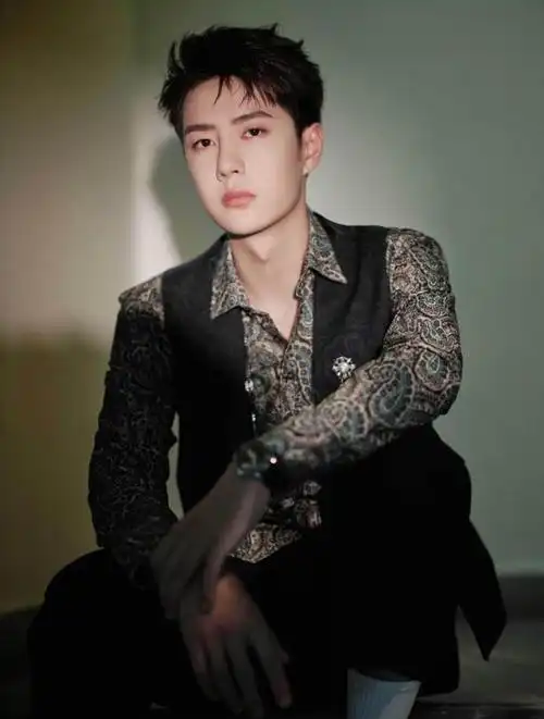 王一博的时尚表现力真的强,这么花的衬衫都轻松驾驭,沉稳帅气