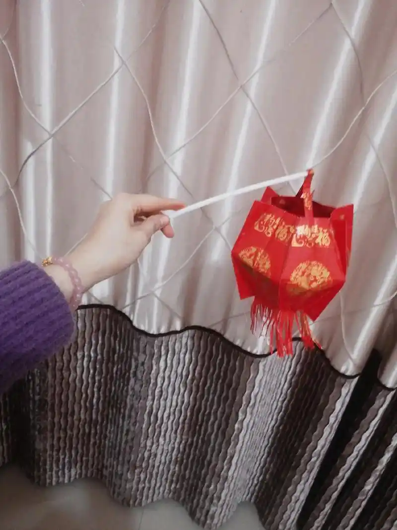 往年的红包利用起来给宝宝做一个元宵节小灯笼略显粗糙的手工也是妈妈