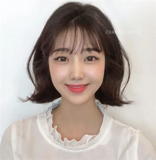 3.蝴蝶烫外翘短发