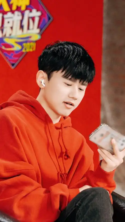 张杰大神已就位直播#大神请就位中好呆萌啊,这姿势是非常淡定了吧,橘