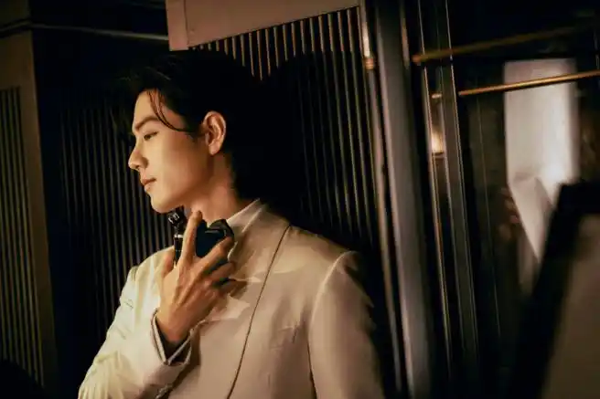 肖战##肖战深v白衬衫