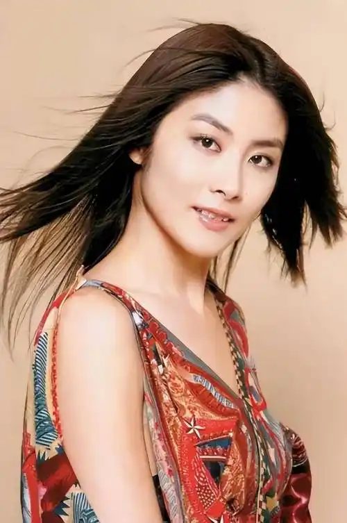 50岁陈慧琳生图曝光,皮肤状态神似少女,对着镜头大秀美背