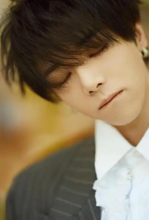 华晨宇街拍穿搭气质佳瘦身后简直是衣服架子