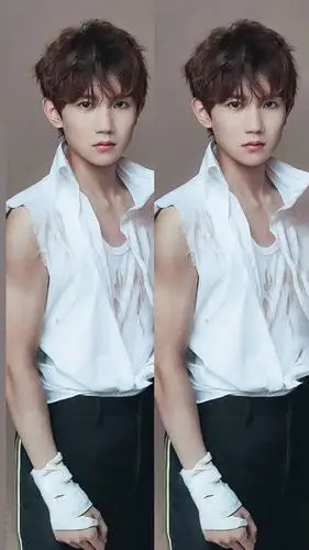 拍了拍王源的锁骨,拍了拍王源的腹肌,拍了拍王源的大