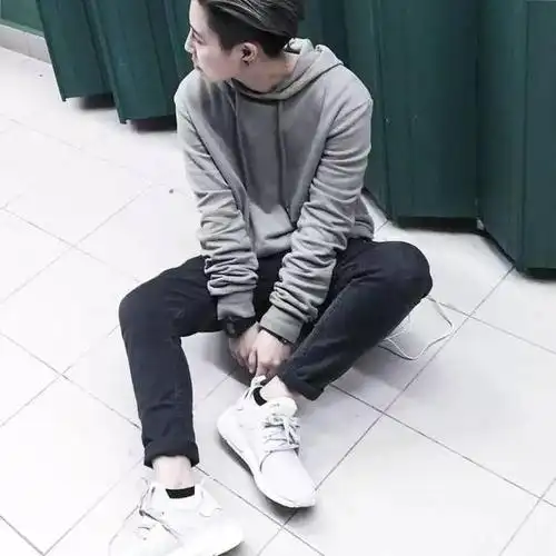 最新男生拍照姿势来啦简单实用帅气