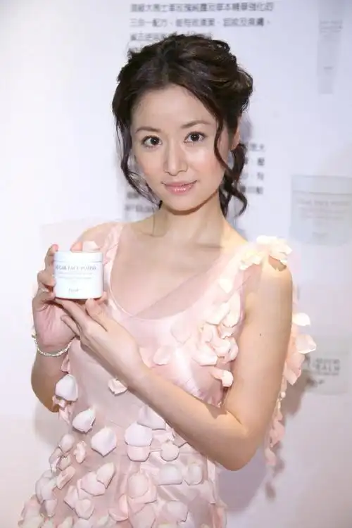 2006年,林心如在台北出席品牌活动,水嫩~ . 来自明星爱街拍 - 微博