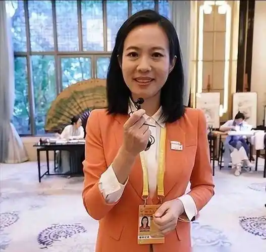 《新闻联播》美女主播宝晓峰:46岁仍未婚单身,情系家乡内蒙古_工作