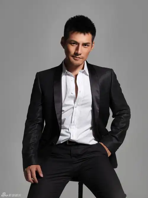 12 10:01:47 1 / 4 新浪娱乐讯 近日,内地男星严宽曝光了一组时尚型男