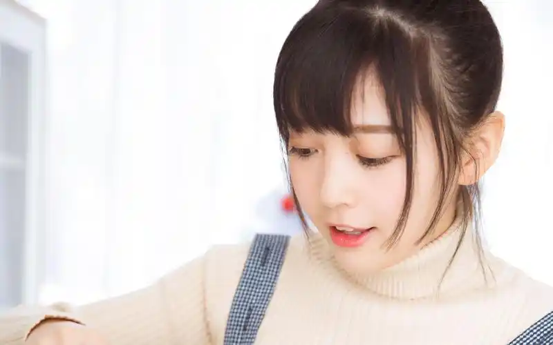 娃娃脸可爱美女高清桌面壁纸