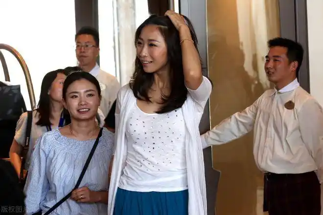 孙红雷小娇妻王骏迪穿亮片裙气质优雅身材完美高挑惹人羡慕