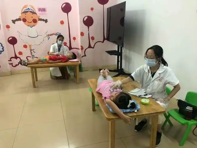 我健康.我快乐一封开县江口镇鸿宝幼儿园幼儿体检活动