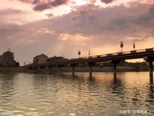 夫妻俩在芷江舞水河边行走游玩,看两岸风情美景