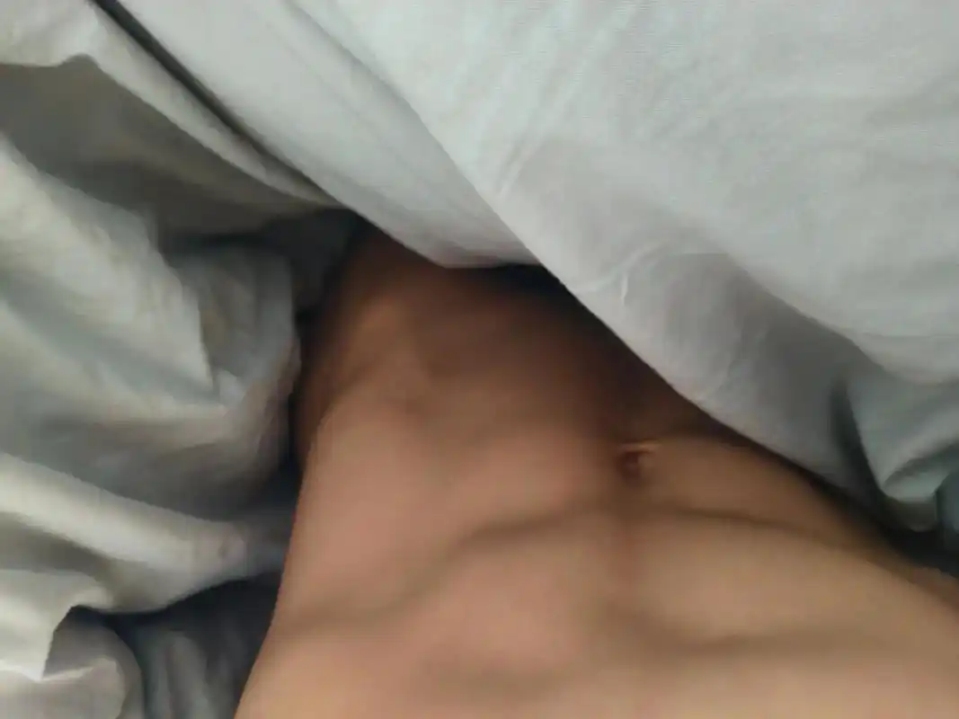 翻个身,继续睡#彩虹96 #腹肌 #健身 #人鱼线 #无任何 - 抖音