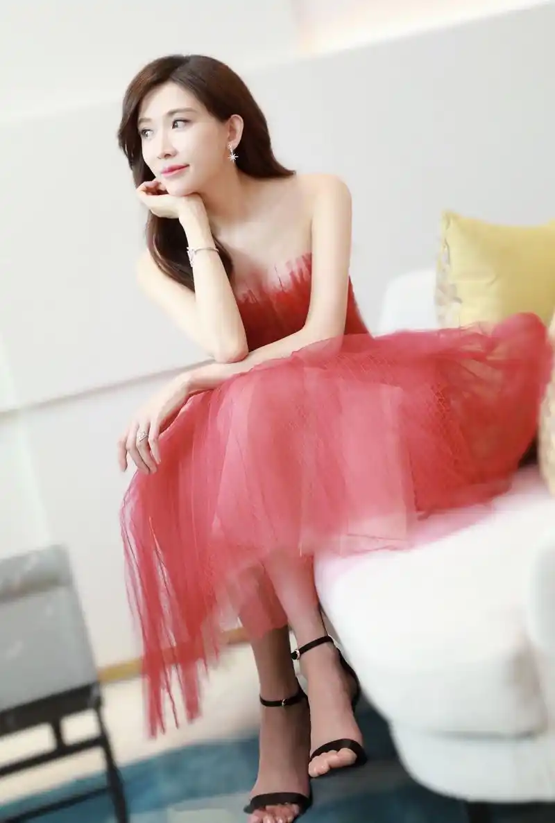 品牌代言人板板林志玲昨日到沪出席荣泰健康生活线下按摩椅活动,在