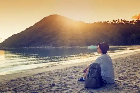 阳光下的人图片