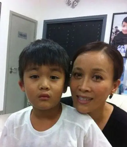 那英与儿子后来,他又在工体开了vics,2003年的"非典"时期,北京市文化