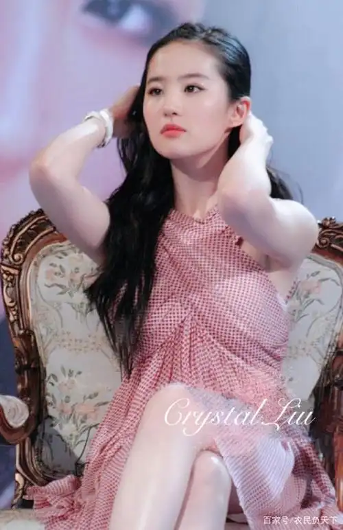 明星图集:图二刘亦菲身穿高领毛衣,清纯可人,甜美可爱!