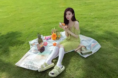 景甜穿绿色波点裙野餐绿意盎然氛围十足网友纷纷点赞