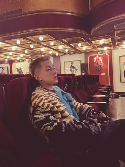 97@casper卡斯柏身着stella mccartney stella shared 3 系列,松软